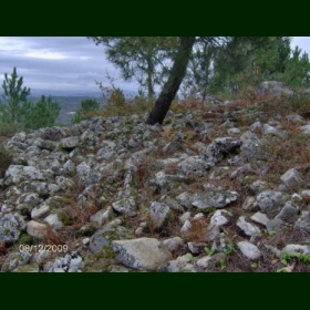 Parte sur da muralla derrubada do castro do Santrocado (Punxín-San Amaro)